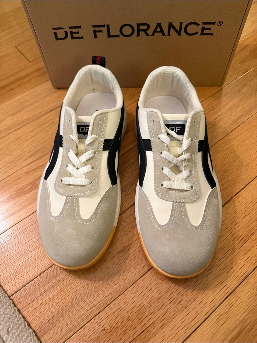 Deflorance Cloudea Women's White and Black sneakers size 8.5 (fits 9.5 to 10)